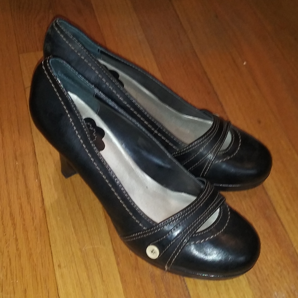 Mudd Dark Brown Leather Rounded Toe Heels